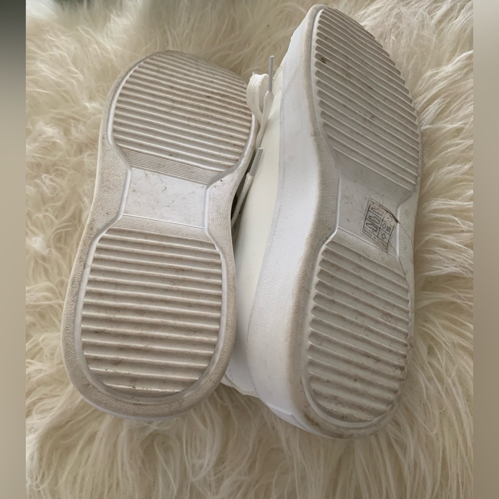 Women’s white sneakers size 6 - Picture 3 of 5